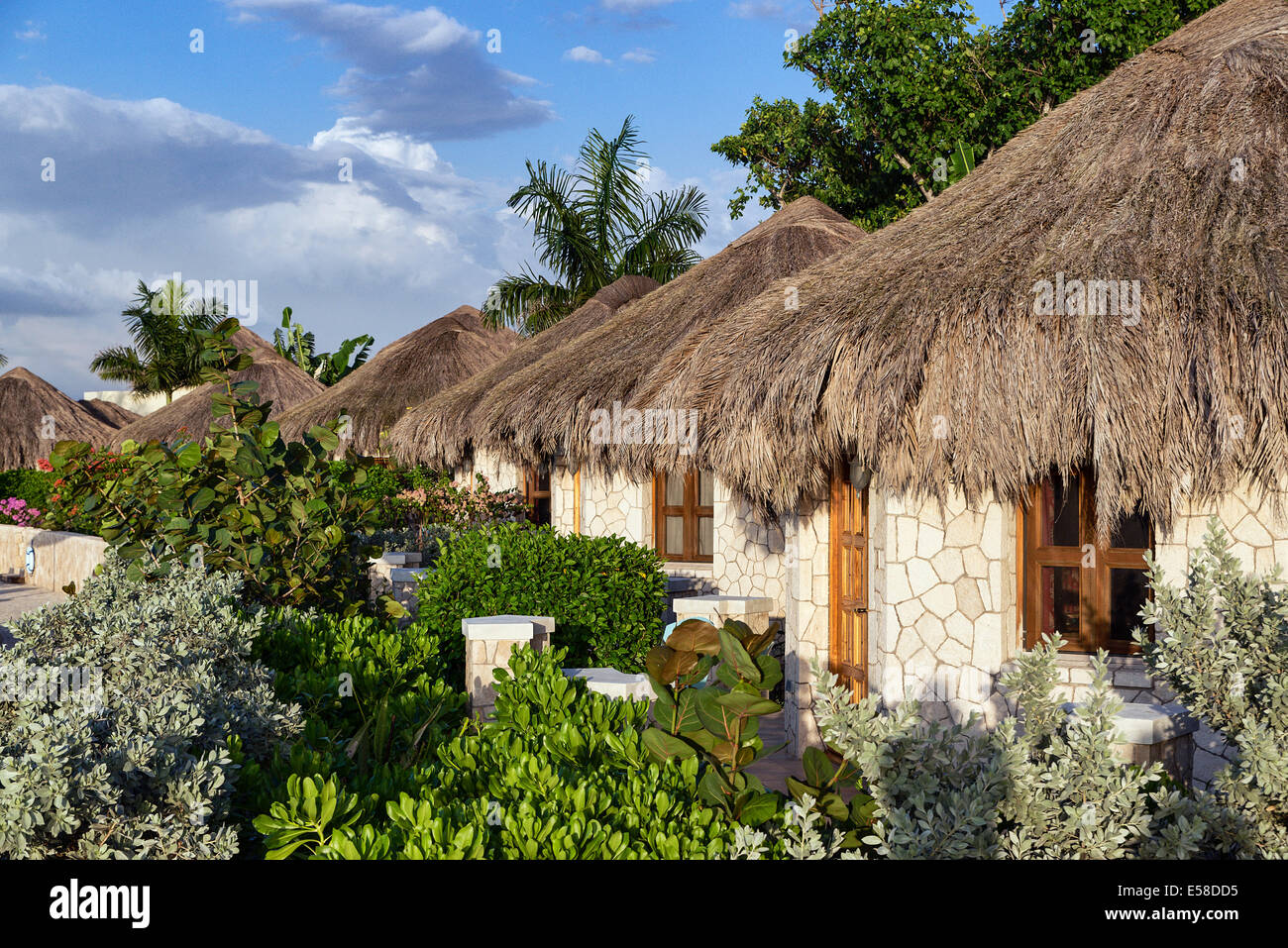 La Spa Retreat boutique hotel cottage con tetto in paglia. Foto Stock
