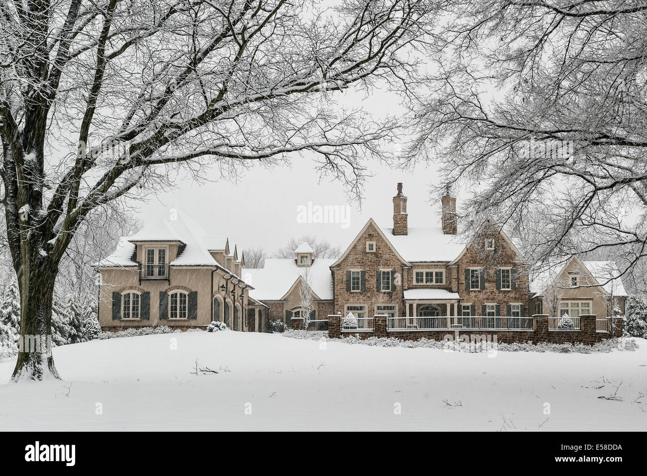 Grand country estate avvolte in inverno la neve. Foto Stock