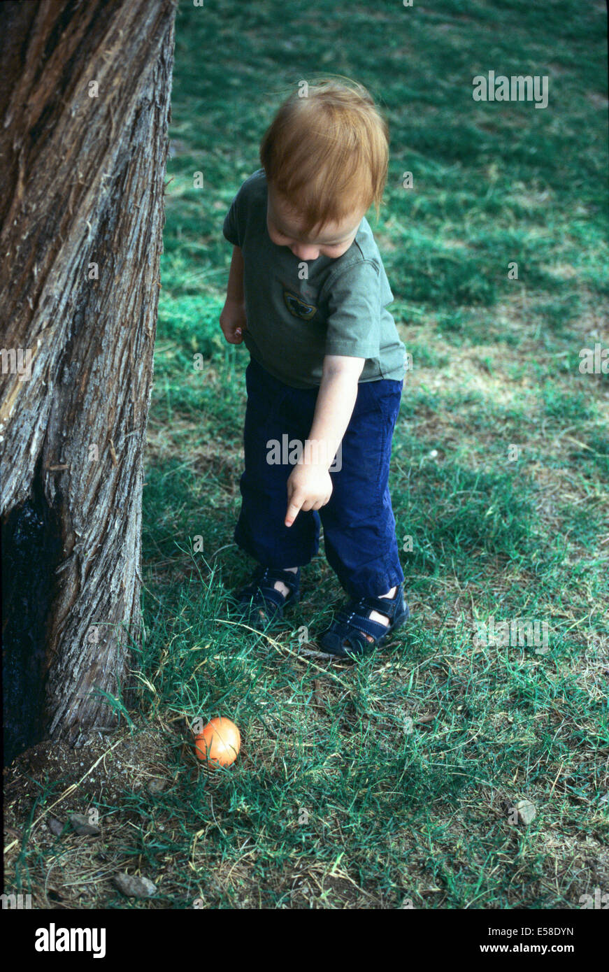 Il Toddler Uovo di Pasqua Caccia Foto Stock