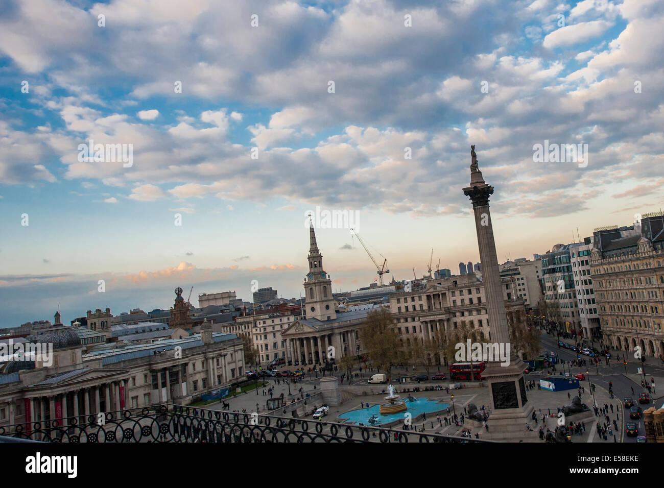 Trafalgar Square e Nelson della colonna Foto Stock