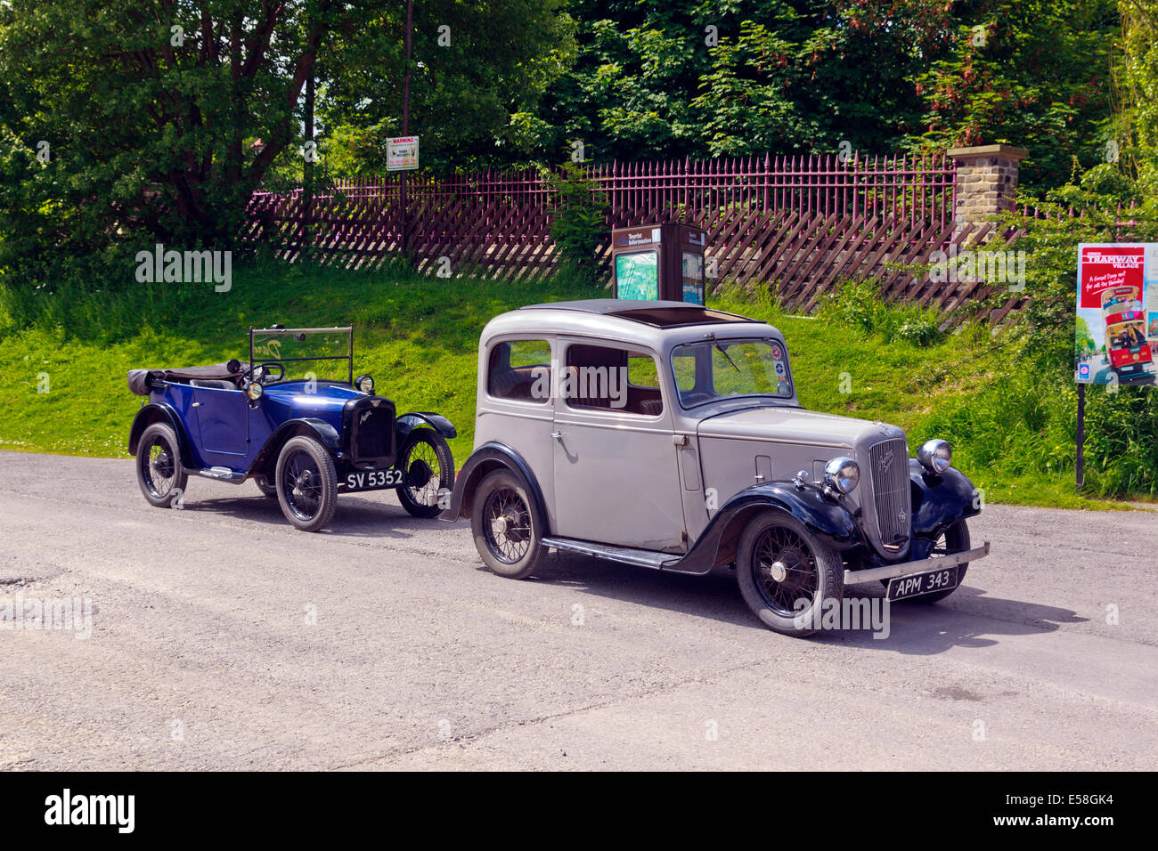 Austin sette Owners Club arrivando a Crich tramvia Village Foto Stock
