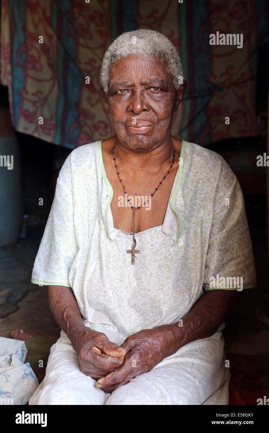 Vecchio maroon tribù donna con il rosario in una giungla di villaggio vicino lago Brokopondo, Suriname, America Latina Foto Stock