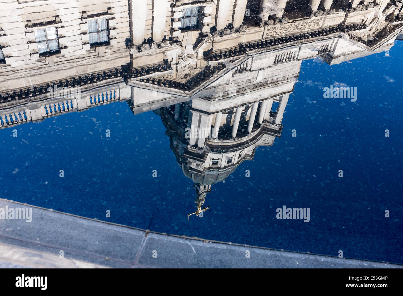 La Old Bailey, Londra si riflette in un stagno Foto Stock