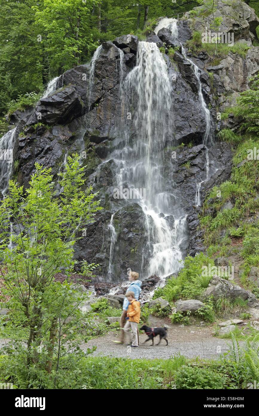 Madre e figlio passato a piedi cascata Radau, Bad Harzburg, Bassa Sassonia, Germania Foto Stock