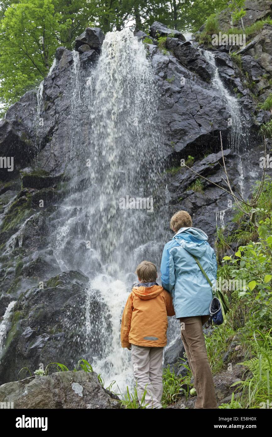 La madre e il figlio a cascata Radau, Bad Harzburg, Bassa Sassonia, Germania Foto Stock