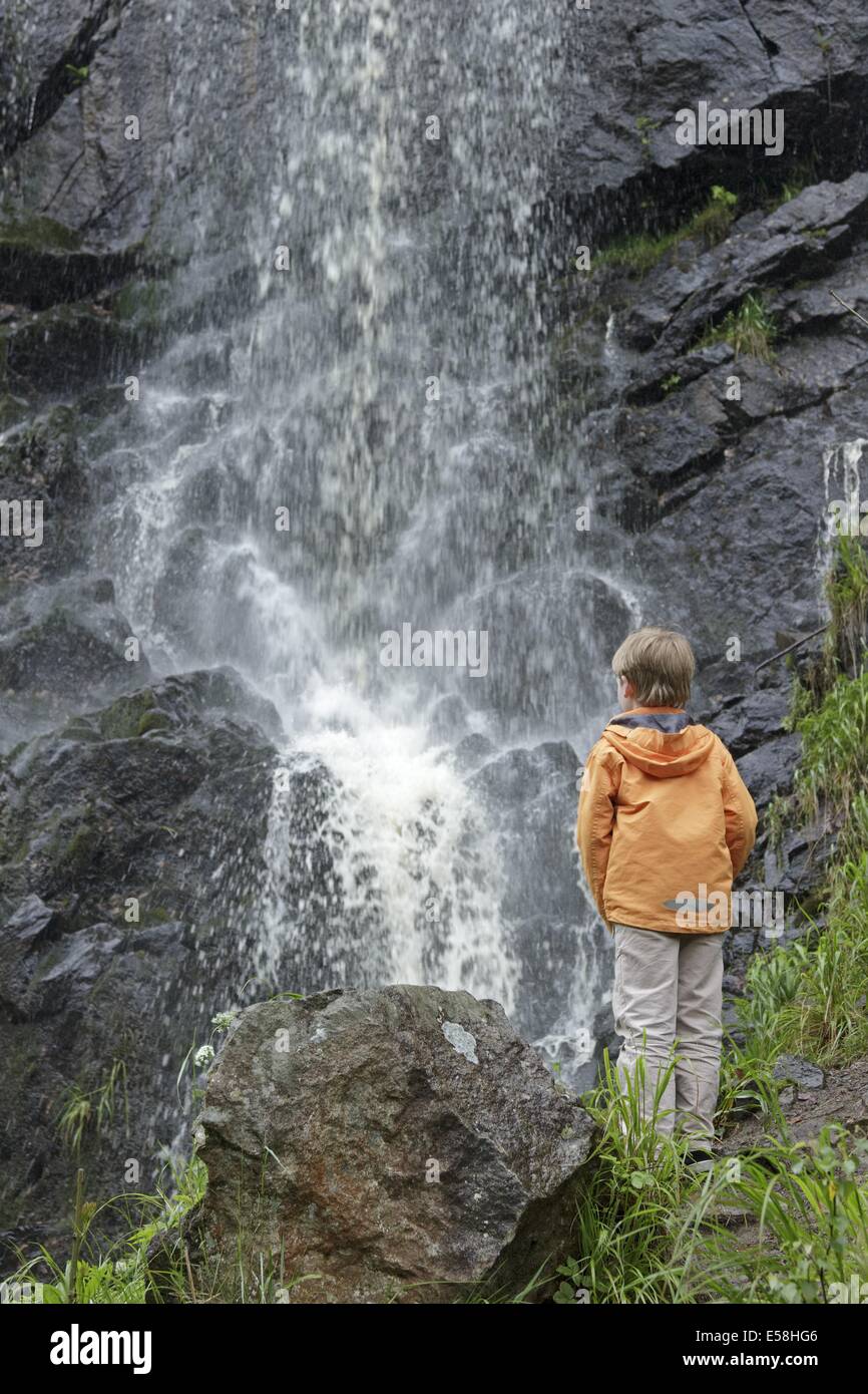 Ragazzo che guarda a cascata Radau, Bad Harzburg, Bassa Sassonia, Germania Foto Stock