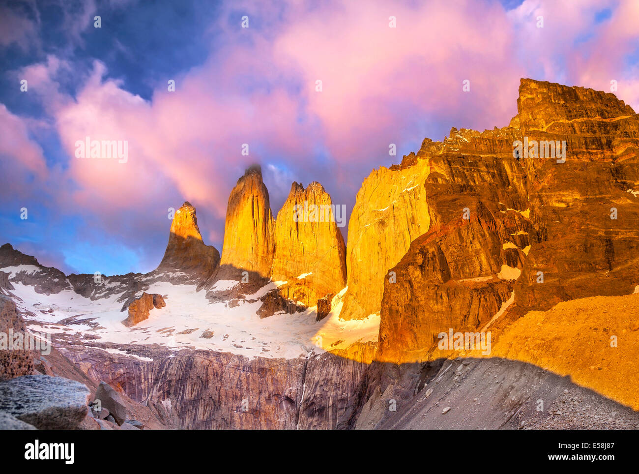 Bellissima alba nel parco nazionale Torres del Paine, Patagonia, Cile Foto Stock