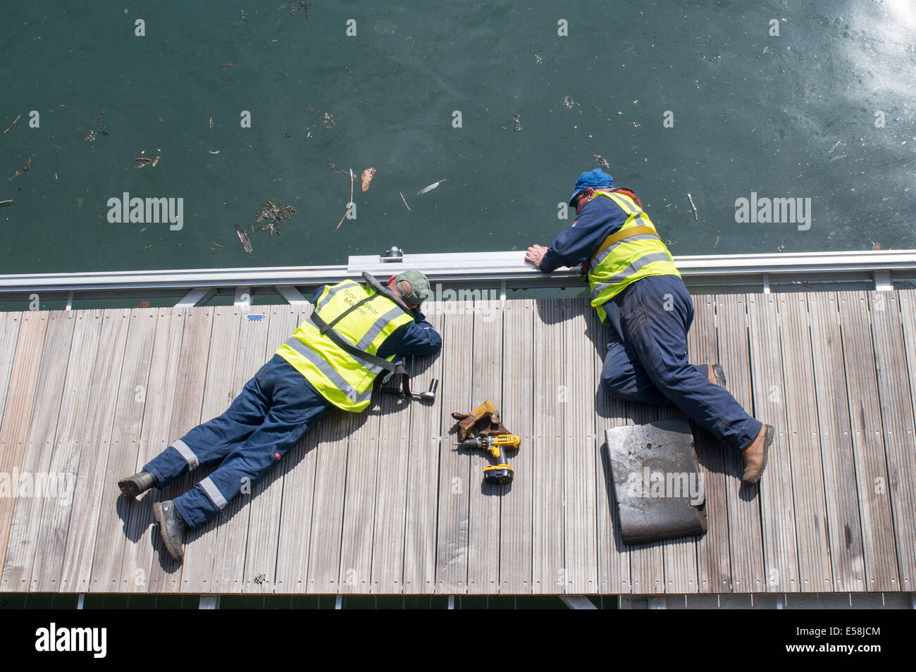 Guardando verso il basso sul Tyne e Wear Marine operai installazione nuovo pontone galleggiante Roker Marina Sunderland, North East England, Regno Unito Foto Stock