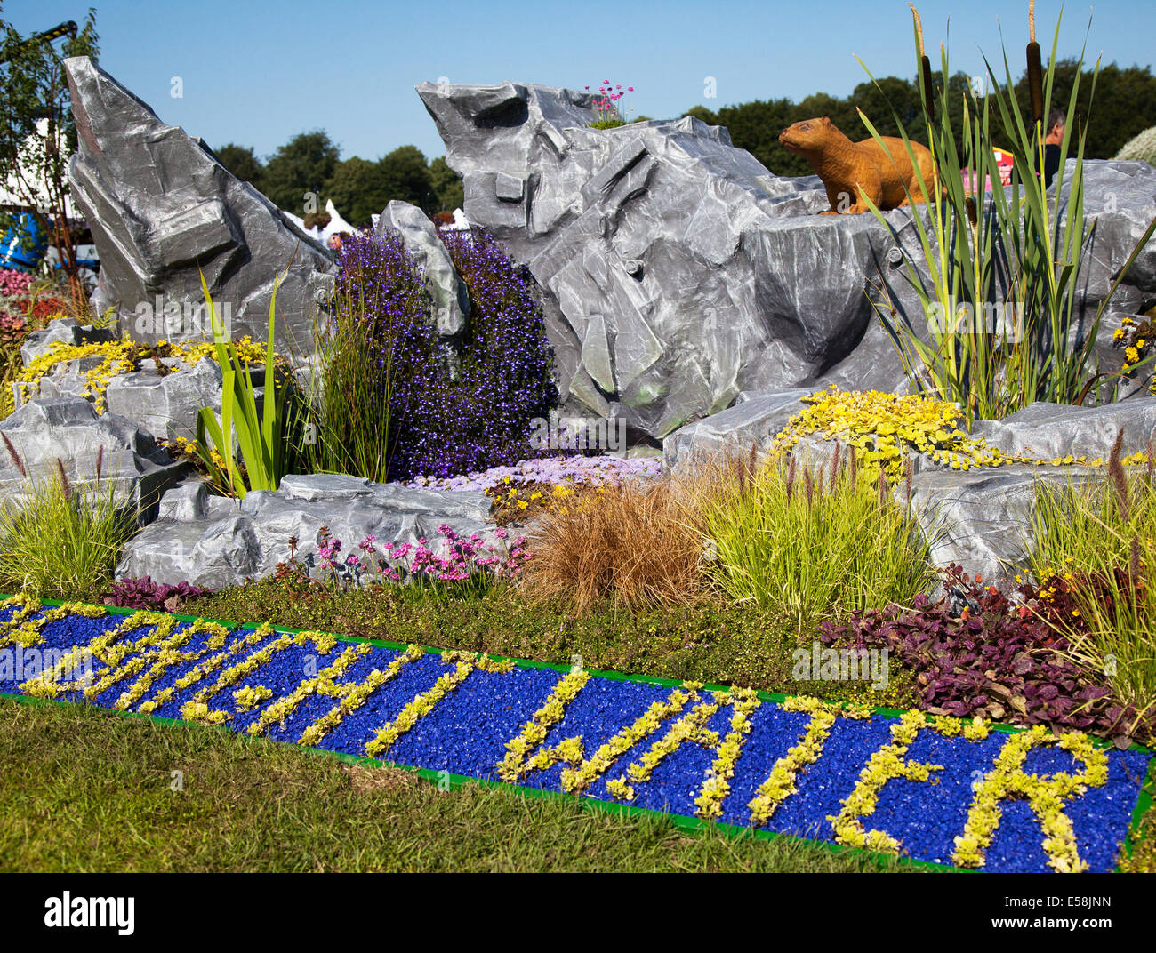 'Ring of Bright Water paesaggio mostra giardino mostra da Dumfries e Galloway Consiglio al RHS - Royal Horticultural Society evento a tema carnevale al Tatton Park. Situato in magnifici parchi, il RHS Flower Show Tatton Park è una celebrazione del meglio in giardinaggio con una vibrante atmosfera di carnevale. Lo spettacolo dei fiori è stato aperto ai membri RHS il mercoledì, prima della piena apertura del pubblico dal giovedì alla domenica. Foto Stock