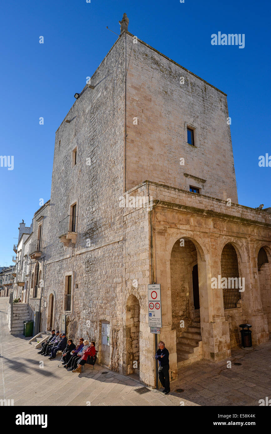 Italia Puglia Puglia Valle d'Itria Cisternino Torre di porta grande una delle principali porte Foto Stock