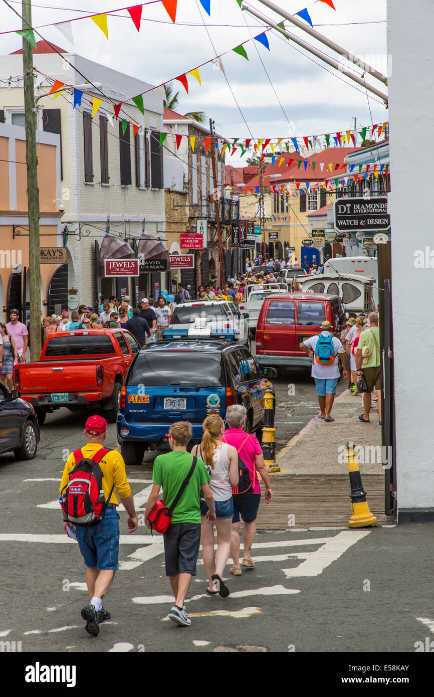 Affollata occupato Dronningens Gade o strada principale in Charlotte Amalie sul Craibbean Isola di San Tommaso in Isole Vergini Americane Foto Stock