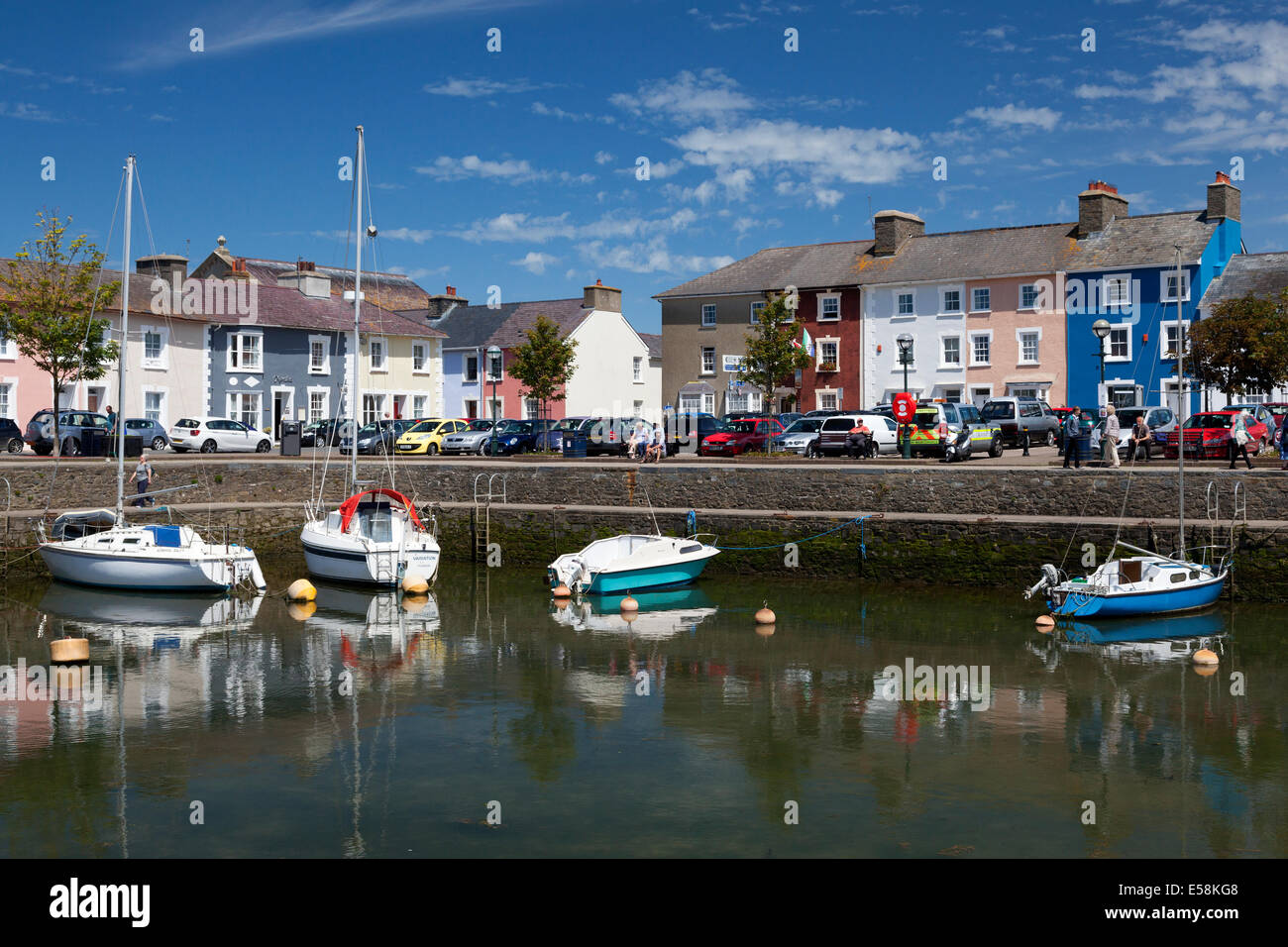 Regency edifici raggruppati intorno al porto, Aberaeron, Ceredigion Foto Stock