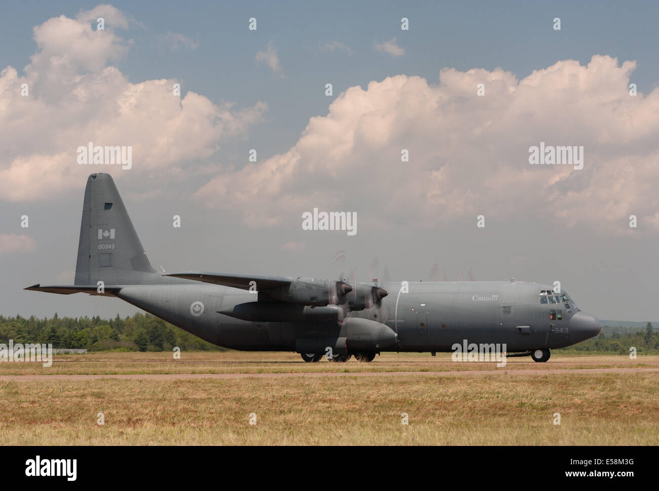DEBERT, CANADA - luglio 7, 2013: Royal Canadian Air Force C-130 Hercules. Il C-130 Hercules è un motore di quattro aerei militari. Foto Stock