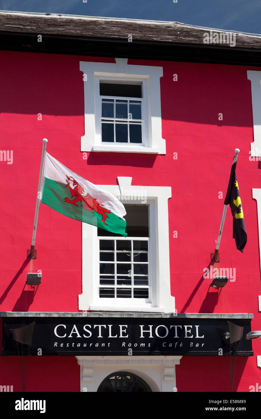 Gallese battenti bandiera al di fuori del hotel Castello, Aberaeron, Ceredigion Foto Stock