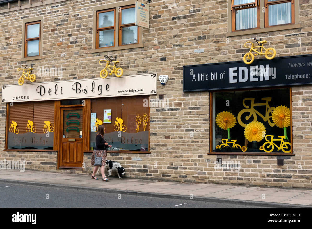 Negozi nel centro città accogliente il Tour de France nello Yorkshire, Sowerby Bridge, West Yorkshire Foto Stock