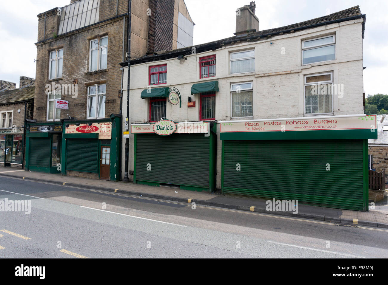 Negozi chiusi e frantumato in una domenica, Sowerby Bridge, West Yorkshire Foto Stock