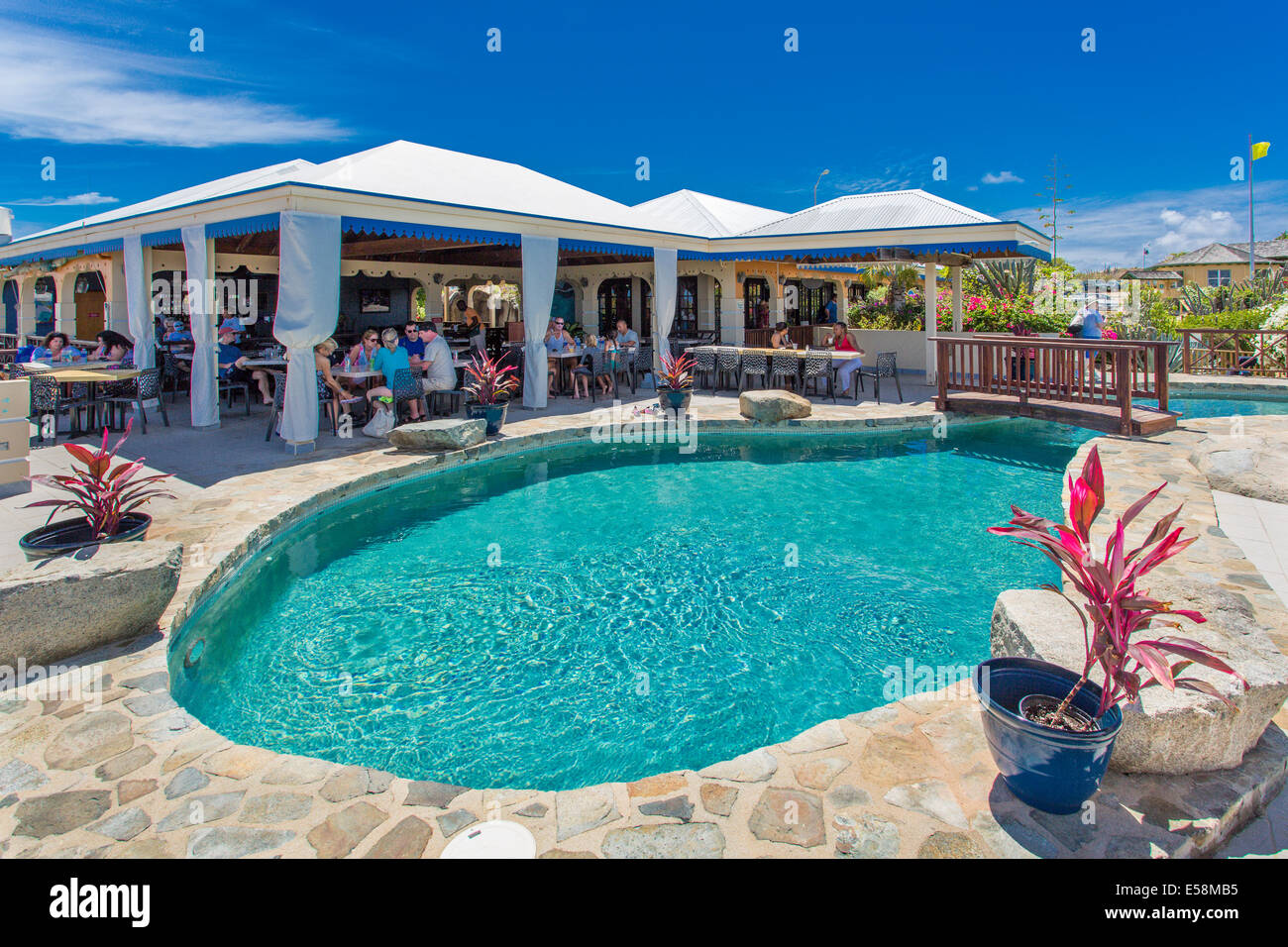 La piscina e la parte superiore dei Bagni ristorante presso le Terme sull'isola caraibica di Virgin Gorda nelle Isole Vergini Britanniche Foto Stock