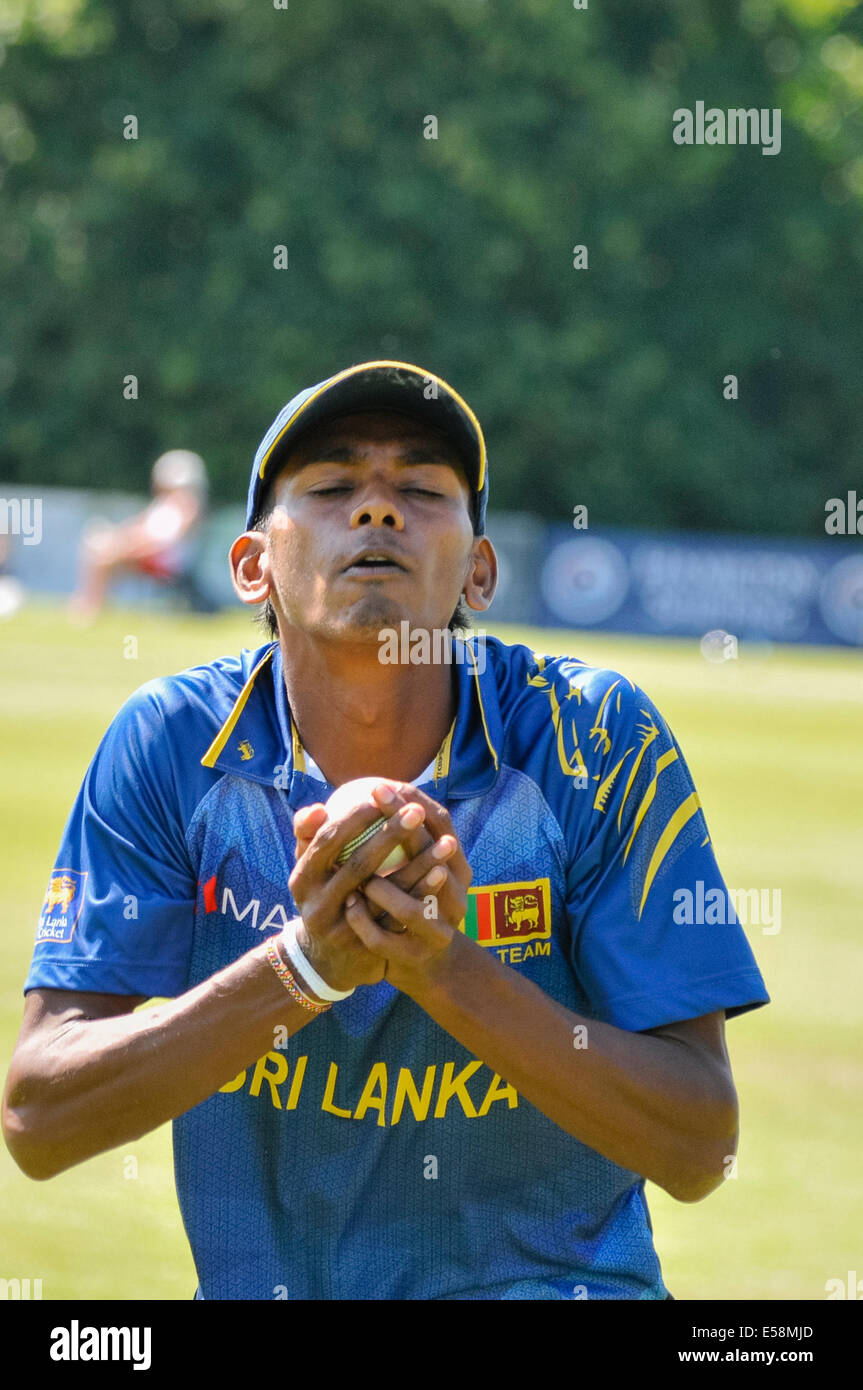 Belfast, Irlanda del Nord. 23 lug 2014 - Ishan Kishan le catture di una sfera come Sri Lanka la vaschetta dalla Irlanda per vincere da 28 corre Credit: stephen Barnes/Alamy Live News Foto Stock