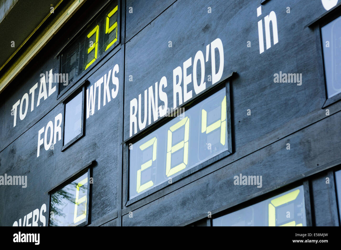 Cricket scoreboard mostra il numero di cicli richiesto Credito: Stephen Barnes/Alamy Live News Foto Stock