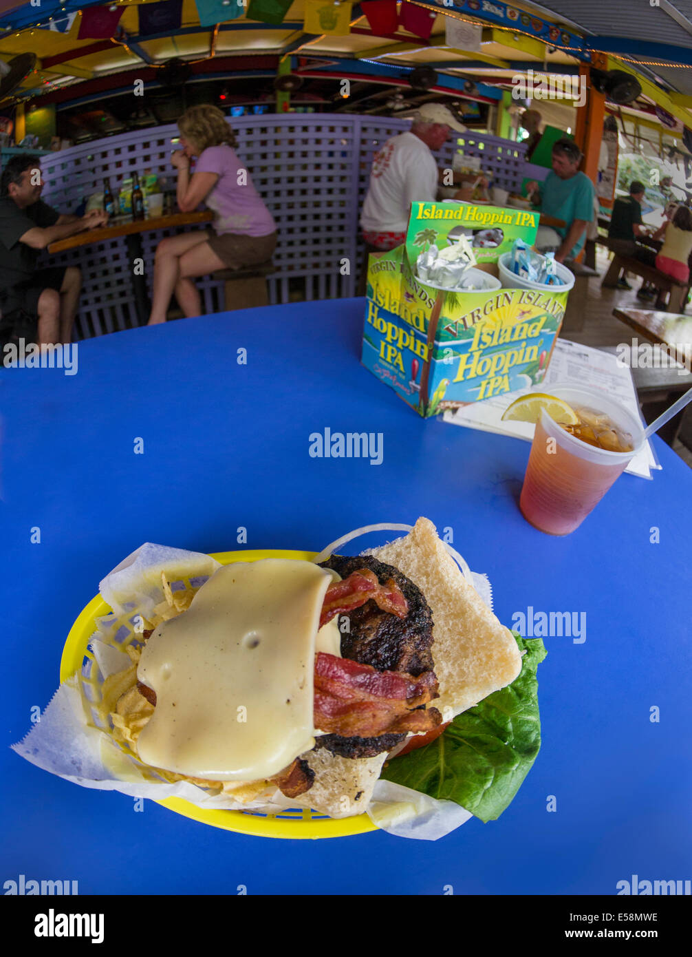 Cheeseburger piastra a gambe scarne Bar & Grill a Coral Bay sull'isola caraibica di Giovanni nelle Isole Vergini Americane Foto Stock