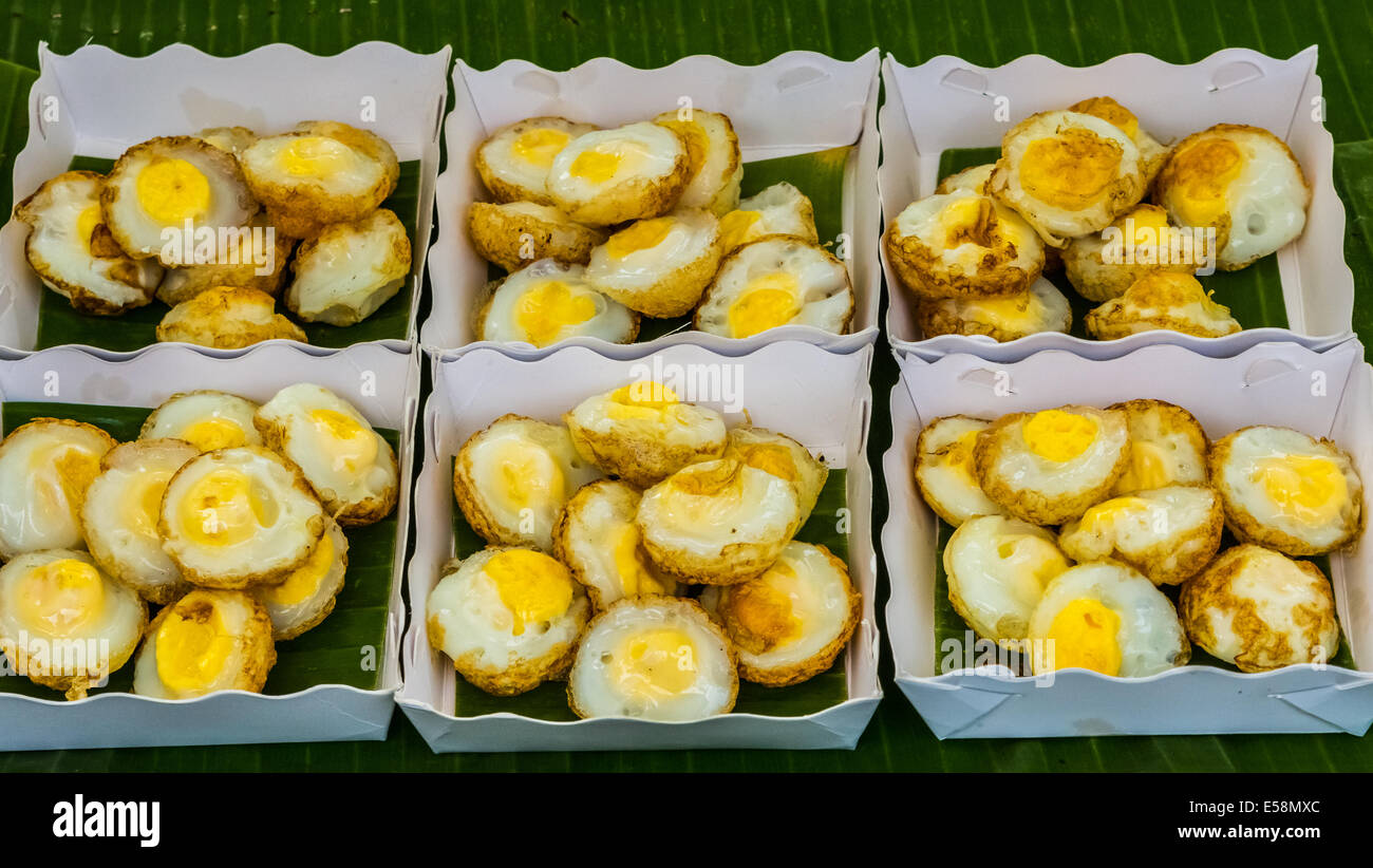 Frittura di uova di quaglia, cibo tailandese in un mercato notturno dalla Tailandia Foto Stock
