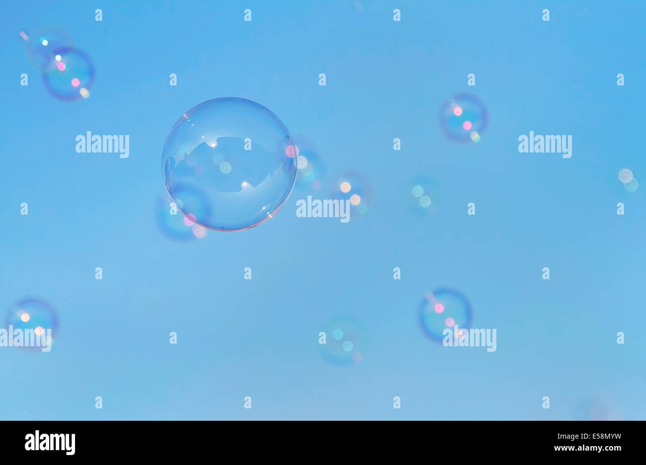 Bolle di sapone galleggianti in un cielo blu Foto Stock