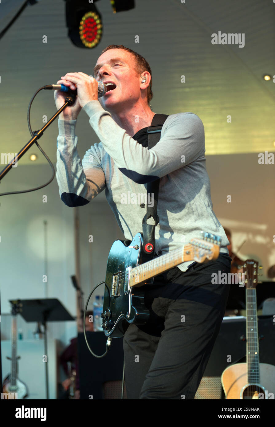 Glasgow, Scotland, Regno Unito. 23 Luglio, 2014. Stuart Murdoch di belle e Sebastian suona presso il kelvingrove bandstand come parte delle celebrazioni di apertura del Glasgow Commonwealth Games 2014. Glasgow Scozia Luglio 23rd. Credito: Sam Kovak/Alamy Live News Foto Stock