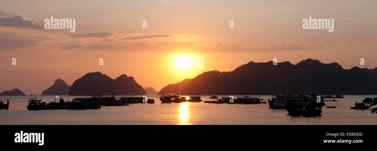 Tramonto a Cat Ba Island, Halong Bay, Vietnam Foto Stock