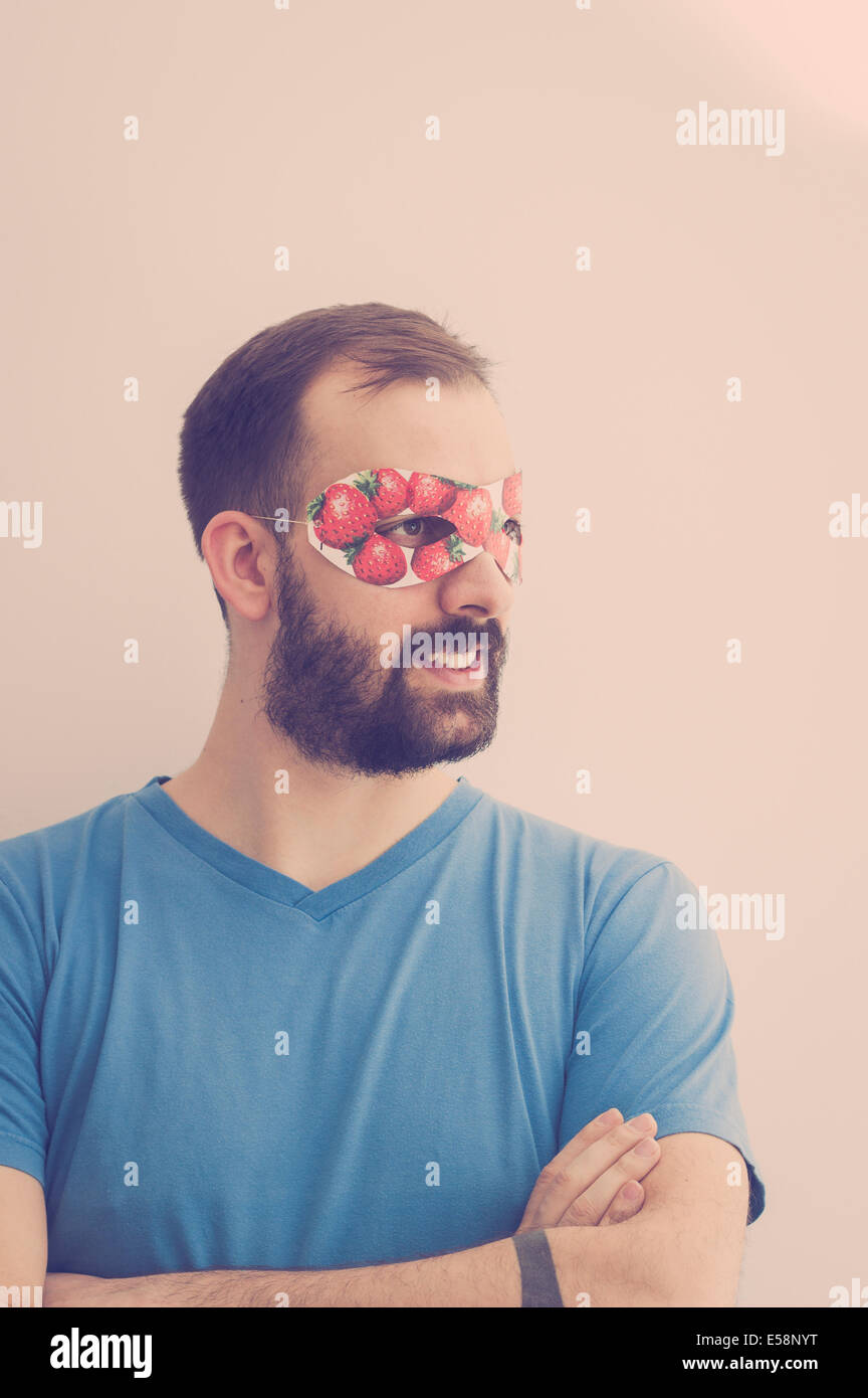 Il supereroe che indossa una maschera con le fragole, fantasticando Foto Stock