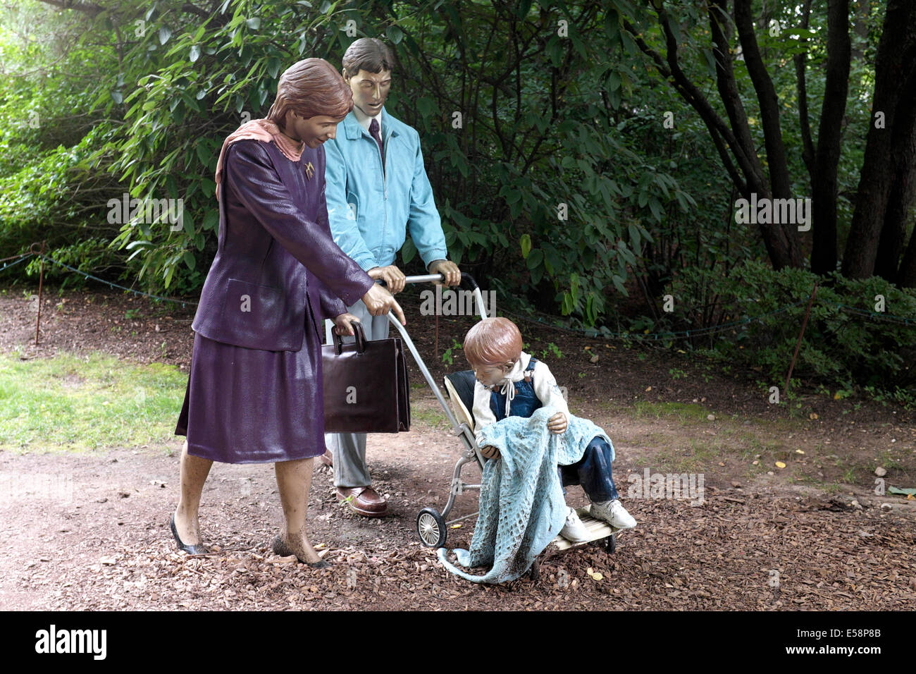 Cambiamento dei tempi - genitori spingendo un bambino - Scultura di Seward Johnson all'NJ motivi di scultura Foto Stock