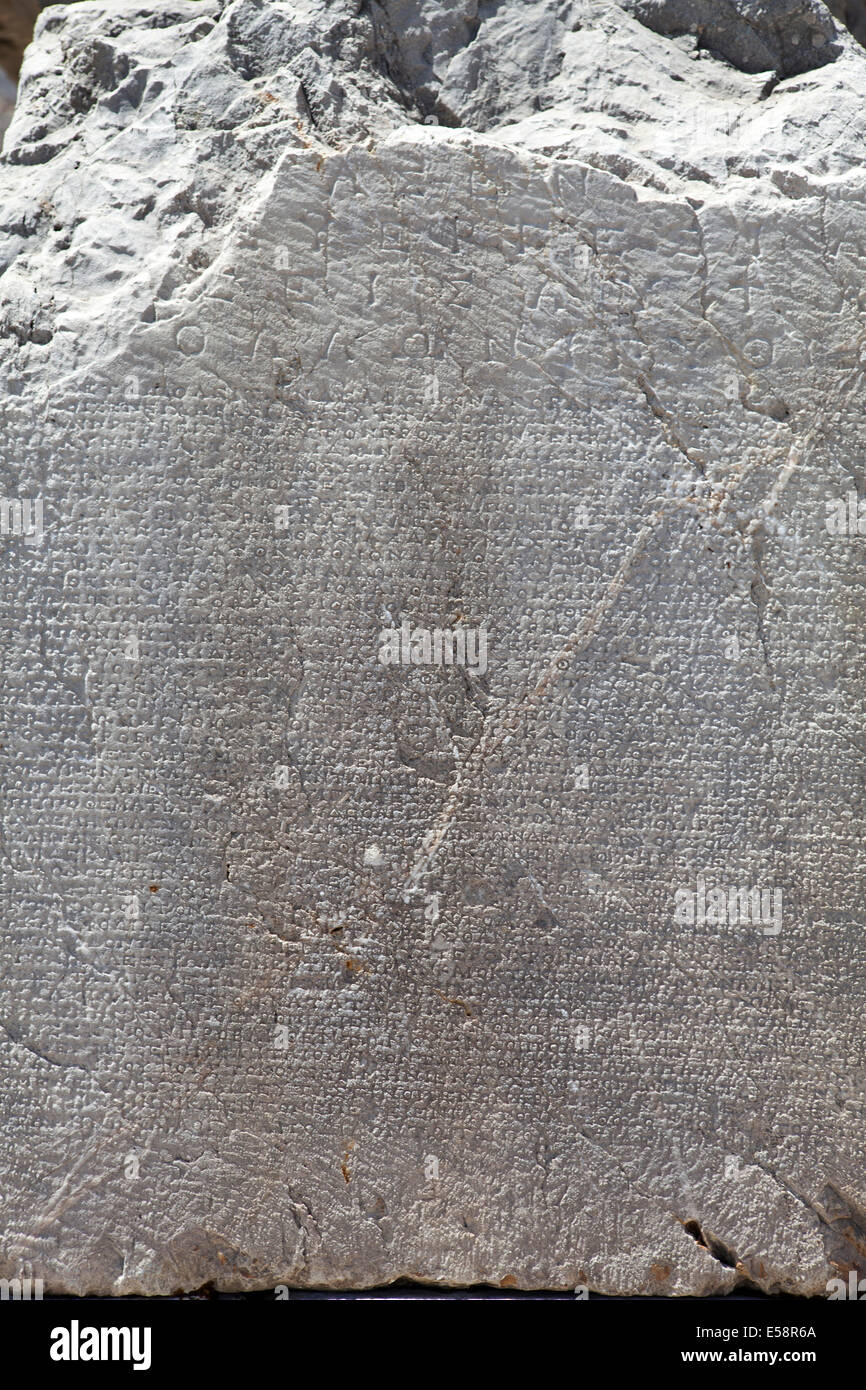 Il Greco antico la scrittura su una tavoletta in Delphi , Grecia Foto Stock