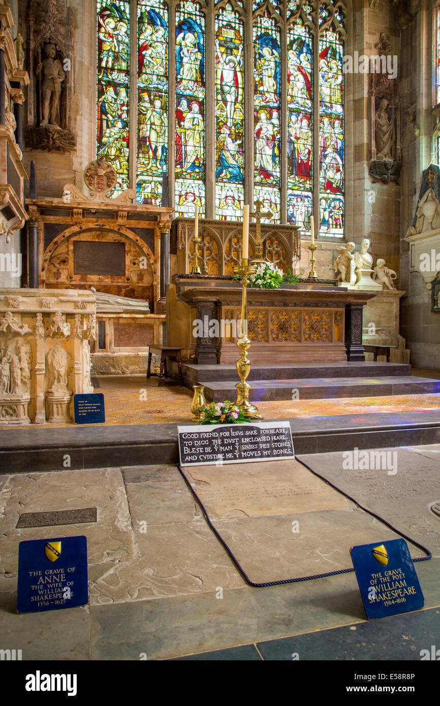 Tombe di William Shakespeare e la moglie Anne nella chiesa della Santissima Trinità, Stratford Upon Avon, Warwickshire, Inghilterra Foto Stock