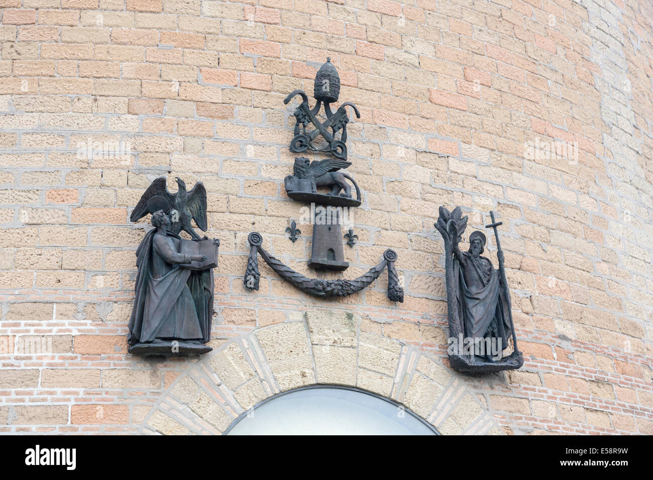 Figure religiose e i simboli del potere papale su un muro nei Giardini Vaticani, il Vaticano, Roma Foto Stock