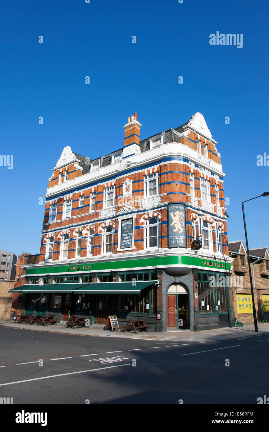 Royal College Street, Camden, Regno Unito - Golden Lion, l'ultima tradizionale pub irlandese nell'area Foto Stock