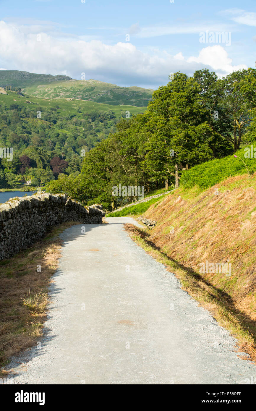 Le rive di Rydal acqua, Lake District, Regno Unito, dove il lavoro si svolge per installare un nuovo percorso per biciclette. Foto Stock