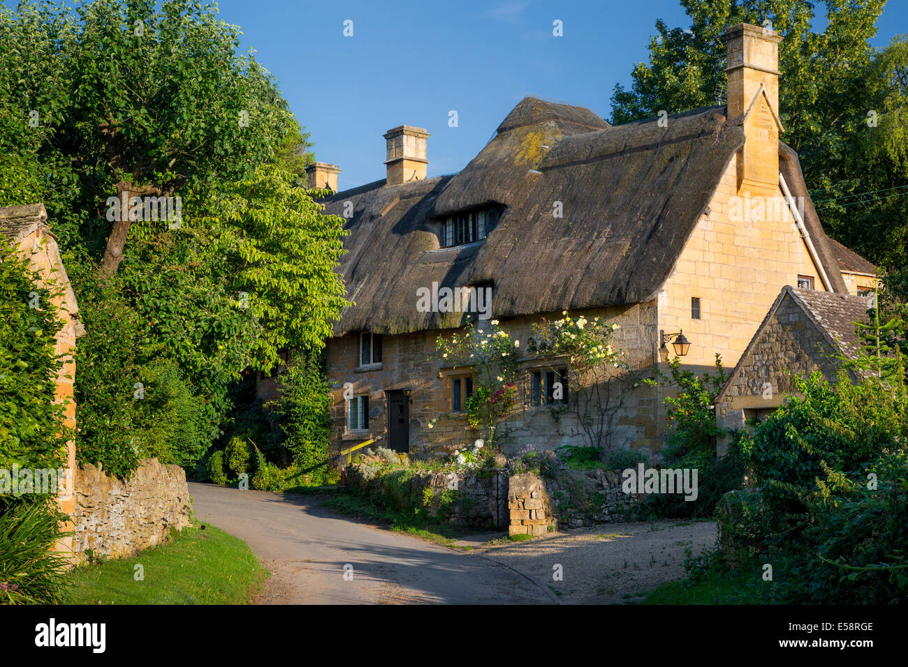 Tetto di Paglia home in Stanton, il Costwolds, Gloucestershire, Inghilterra Foto Stock