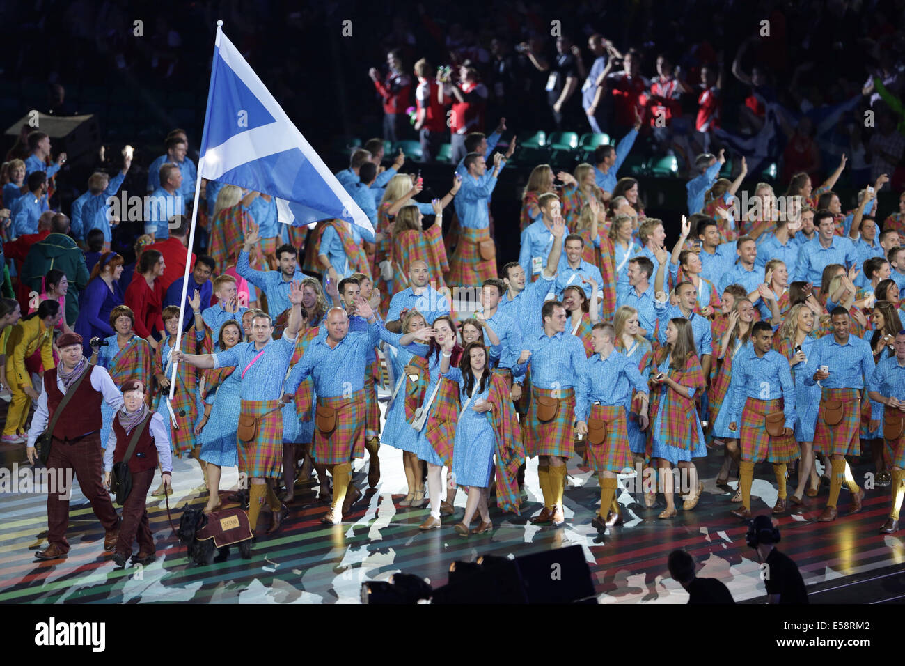 Celtic Park, Glasgow, Scozia, Regno Unito, mercoledì, 23 luglio 2014. Euan Burton, portabandiera della squadra scozzese, guida gli atleti scozzesi alla cerimonia di apertura dei Giochi del Commonwealth di Glasgow 2014 Foto Stock