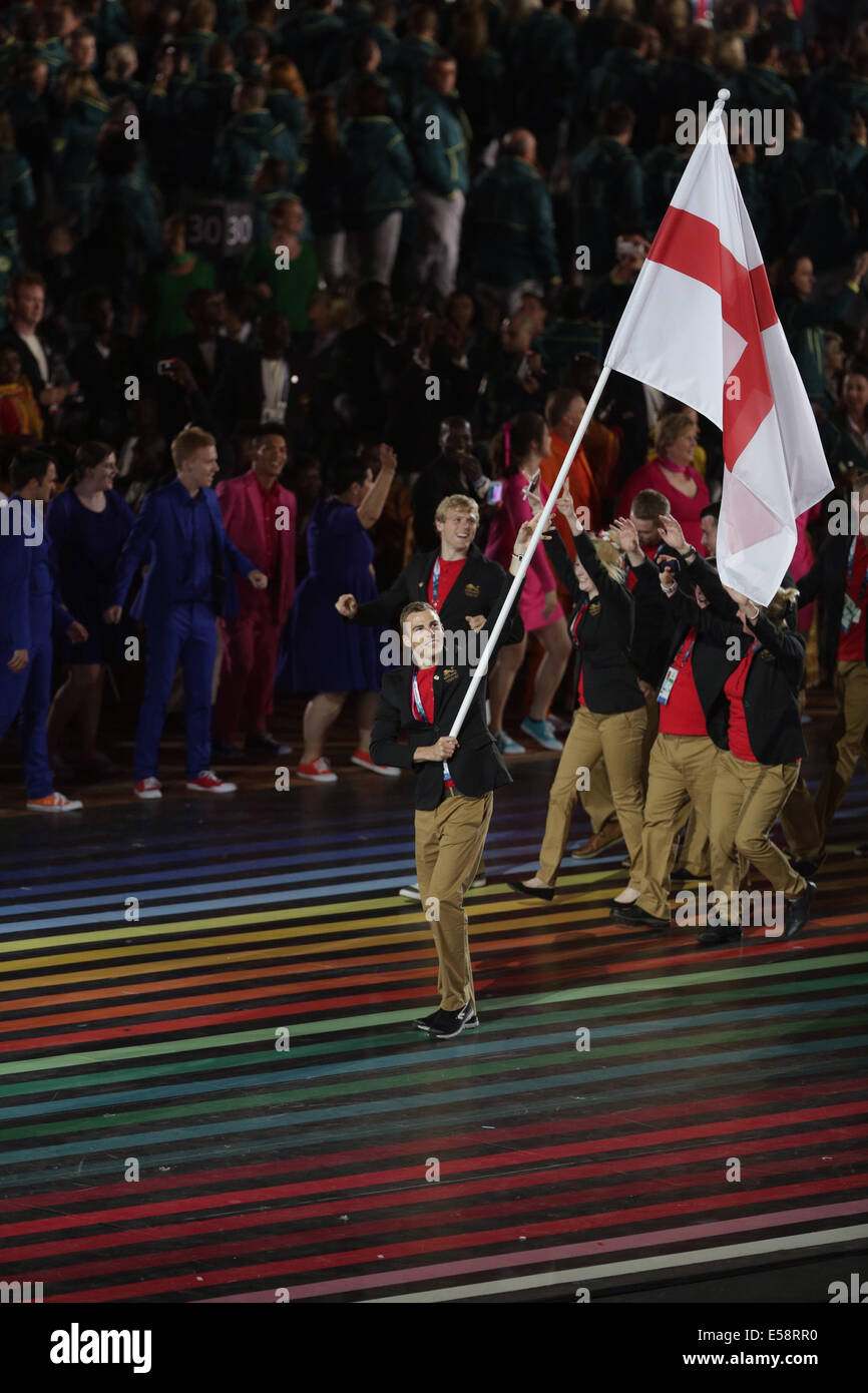 Celtic Park, Glasgow, Scozia, Regno Unito, mercoledì, 23 luglio 2014. Il portatore di bandiera del Team England Nick Matthew guida gli atleti inglesi alla cerimonia di apertura dei Giochi del Commonwealth di Glasgow 2014 Foto Stock