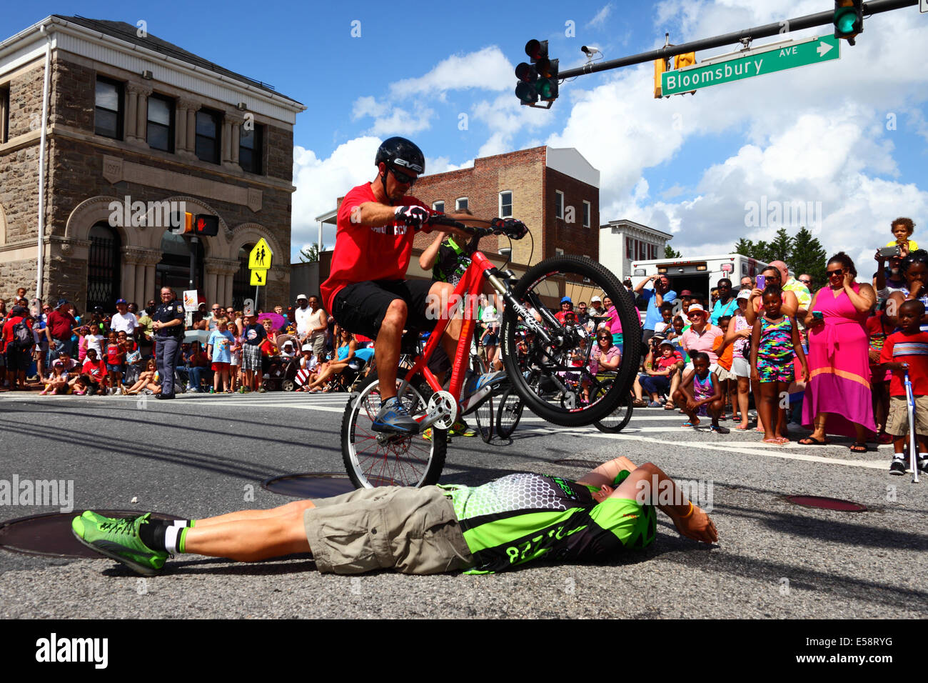 I membri del club ciclistico eseguono trucchi e acrobazie durante le sfilate del 4th luglio dell'Independence Day, Catonsville, Maryland, USA Foto Stock