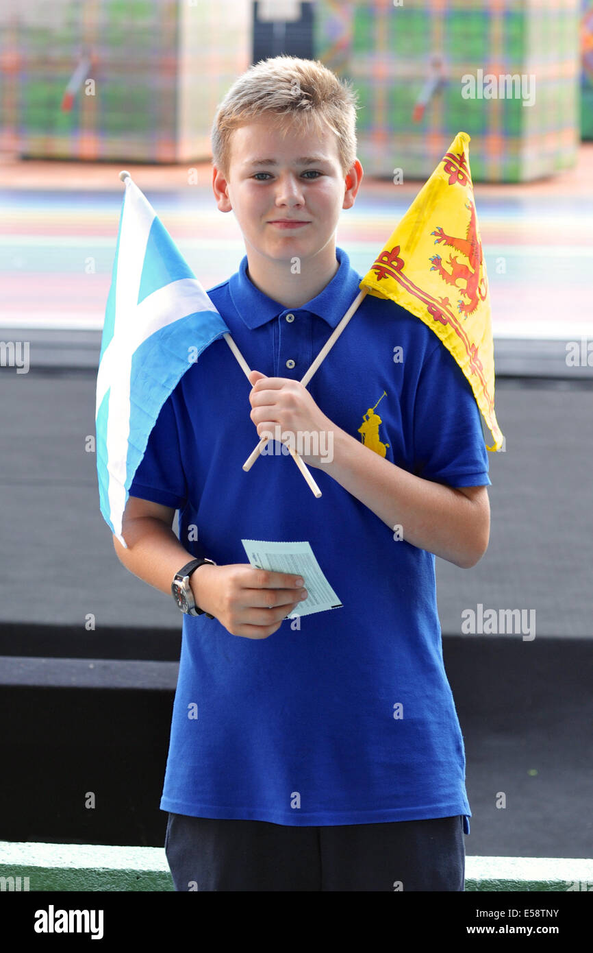 Glasgow, Scozia. 23 Luglio, 2014. Vestiti in maniera colorata gli spettatori in occasione della cerimonia di apertura dei XX Giochi del Commonwealth. Credito: Michael Preston/Alamy Live News Foto Stock