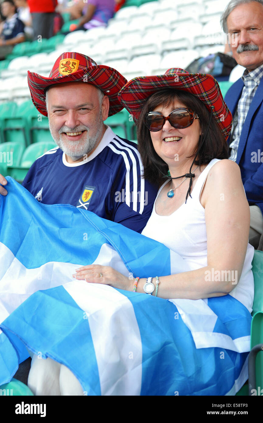 Glasgow, Scozia. 23 Luglio, 2014. Vestiti in maniera colorata gli spettatori in occasione della cerimonia di apertura dei XX Giochi del Commonwealth. Credito: Michael Preston/Alamy Live News Foto Stock