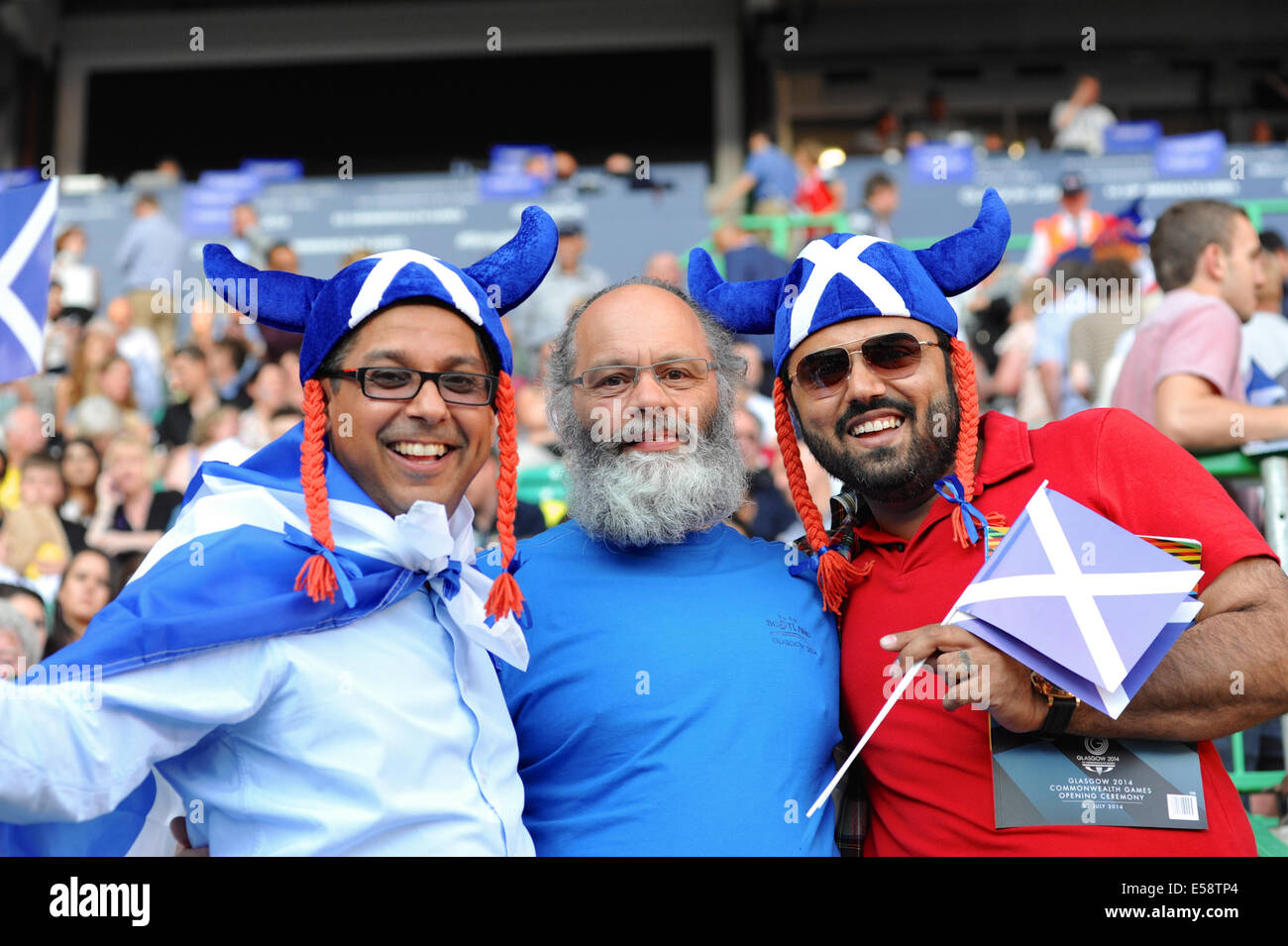 Glasgow, Scozia. 23 Luglio, 2014. Vestiti in maniera colorata gli spettatori in occasione della cerimonia di apertura dei XX Giochi del Commonwealth. Credito: Michael Preston/Alamy Live News Foto Stock