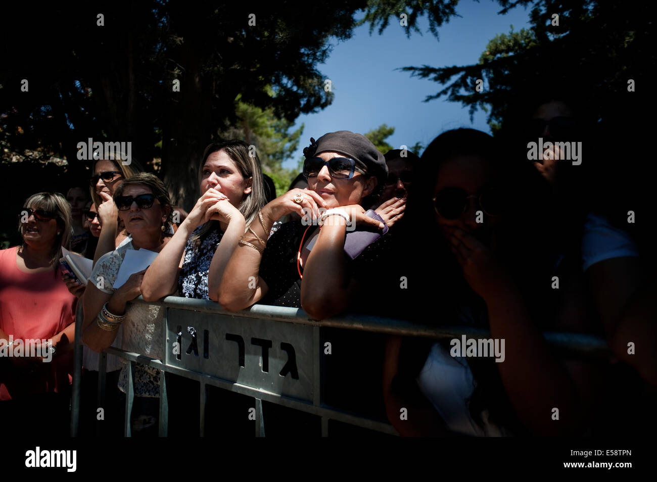 Israele. 23 Luglio, 2014. Persone in lutto ai funerali del sergente Max Steinberg in Har Herzl cimitero militare. Il sergente Max Steinberg è un 24-anno vecchio soldato, che è stato ucciso insieme con altri 12 IDF soldato in un APC, che è stato colpito da un anti serbatoio, a razzo sparato da militanti palestinesi nella parte est della città di Gaza. Egli è un nativo di Los Angeles e un volontario che si trasferì a Israele da parte degli Stati Uniti al fine di servire nella Golani brigata. Credito: Marco Bottelli/Pacific Press/Alamy Live News Foto Stock