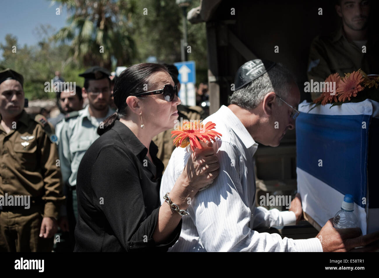 Israele. 23 Luglio, 2014. La madre e il padre del sergente Max Steinberg addolora presso la sua bara durante il suo funerale in Har Herzl cimitero militare. Il sergente Max Steinberg è un 24-anno vecchio soldato, che è stato ucciso insieme con altri 12 IDF soldato in un APC, che è stato colpito da un anti serbatoio, a razzo sparato da militanti palestinesi nella parte est della città di Gaza. Egli è un nativo di Los Angeles e un volontario che si trasferì a Israele da parte degli Stati Uniti al fine di servire nella Golani brigata. Credito: Marco Bottelli/Pacific Press/Alamy Live News Foto Stock