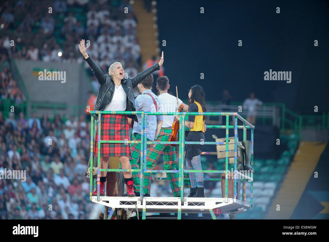 Glasgow, Scotland, Regno Unito. 23 Luglio, 2014. Cerimonia di apertura dei XX Giochi del Commonwealth a Glasgow al Celtic Park. Karen Dunbar performing credito: ALAN OLIVER/Alamy Live News Foto Stock