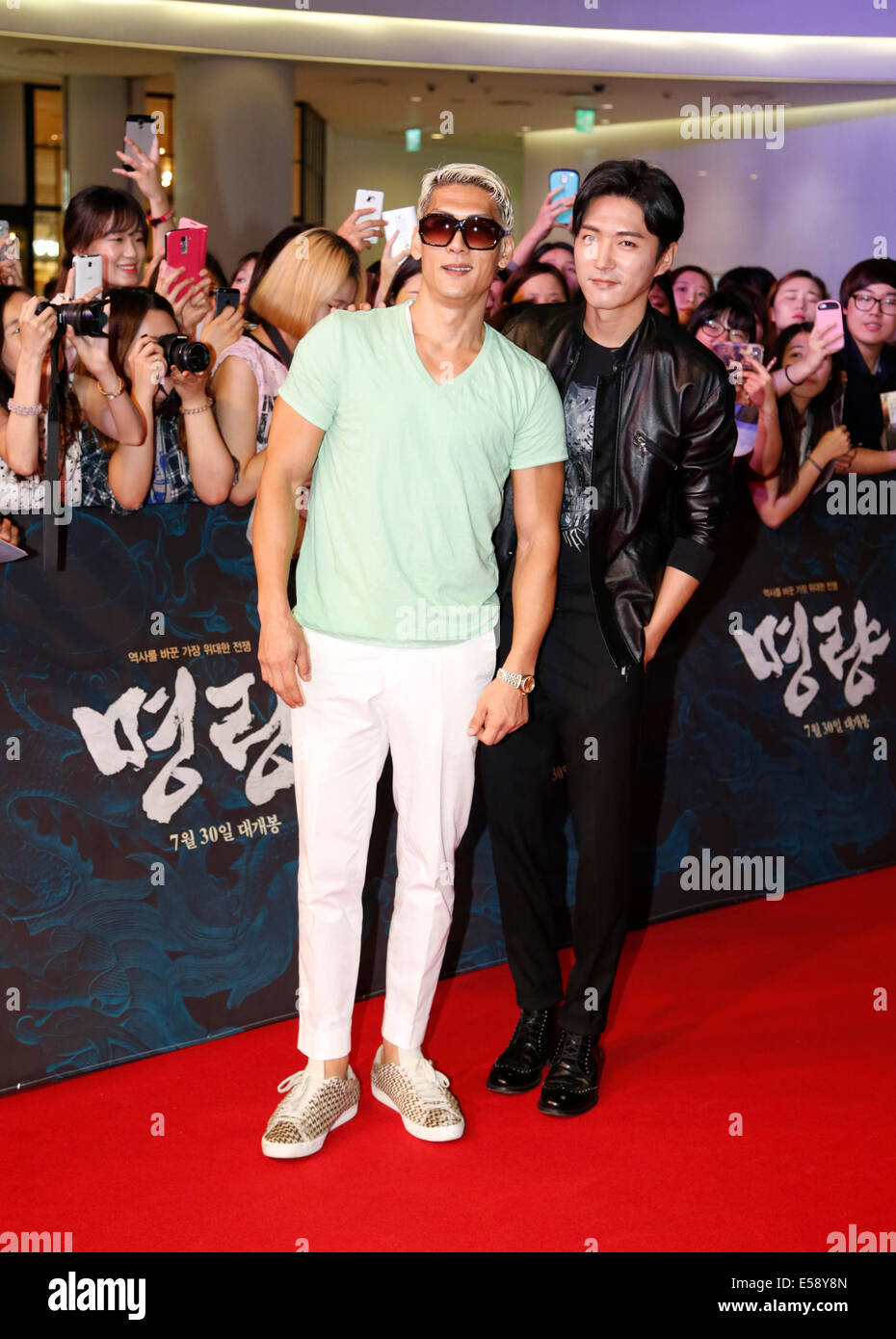 Joon Park e Danny Ahn(Dio), 21 lug 2014 : sud coreano cantanti Joon Park (L), Danny Ahn, membri di boy band, "dio", frequentare un tappeto rosso evento prima di un VIP anteprima del nuovo sud coreano movie, rumoreggianti correnti, a Seul, in Corea del Sud. © Lee Jae-Won/AFLO/Alamy Live News Foto Stock