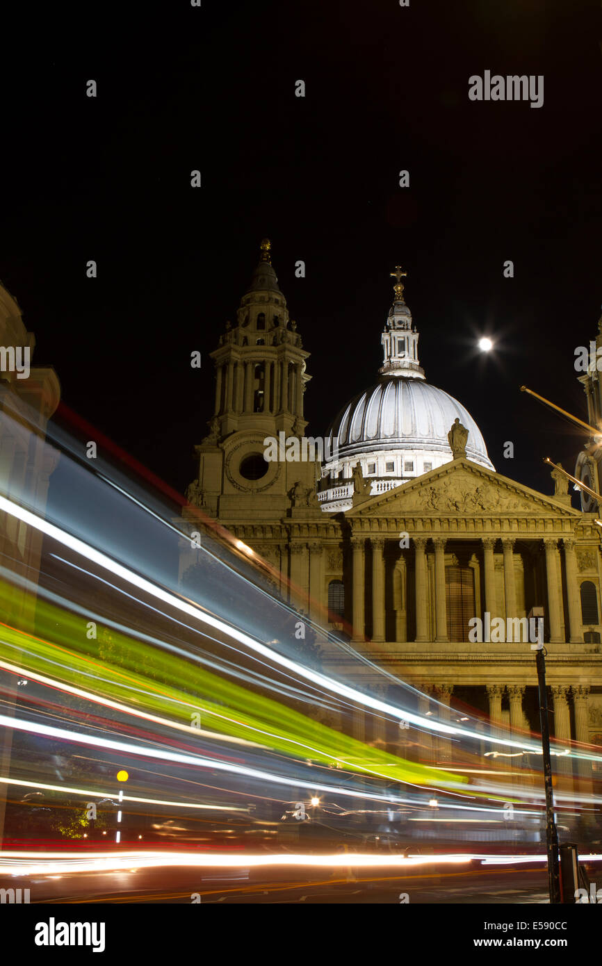 La Cattedrale di St Paul di notte, con luce-percorsi dal traffico nella parte anteriore dell'edificio Foto Stock