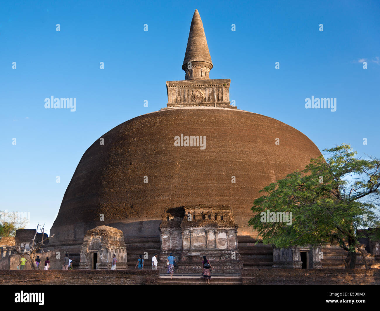Rankoth Vehera stupa o dagoga nell'antica città di Polonnaruwa in Sri Lanka Foto Stock