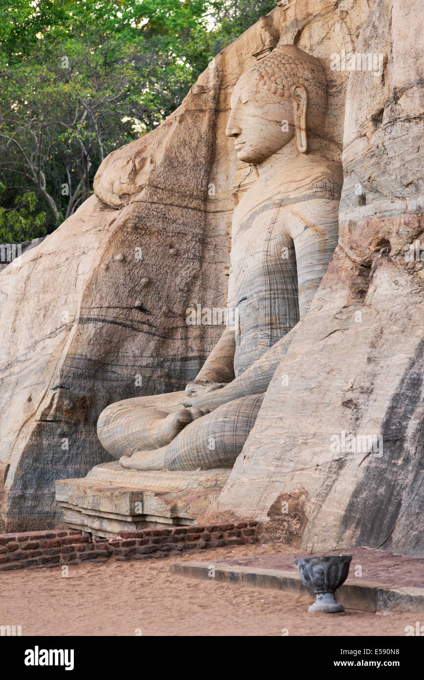 Budda seduto scolpito in una lastra di granito nella città antica di Polonnaruwa in Sri Lanka Foto Stock