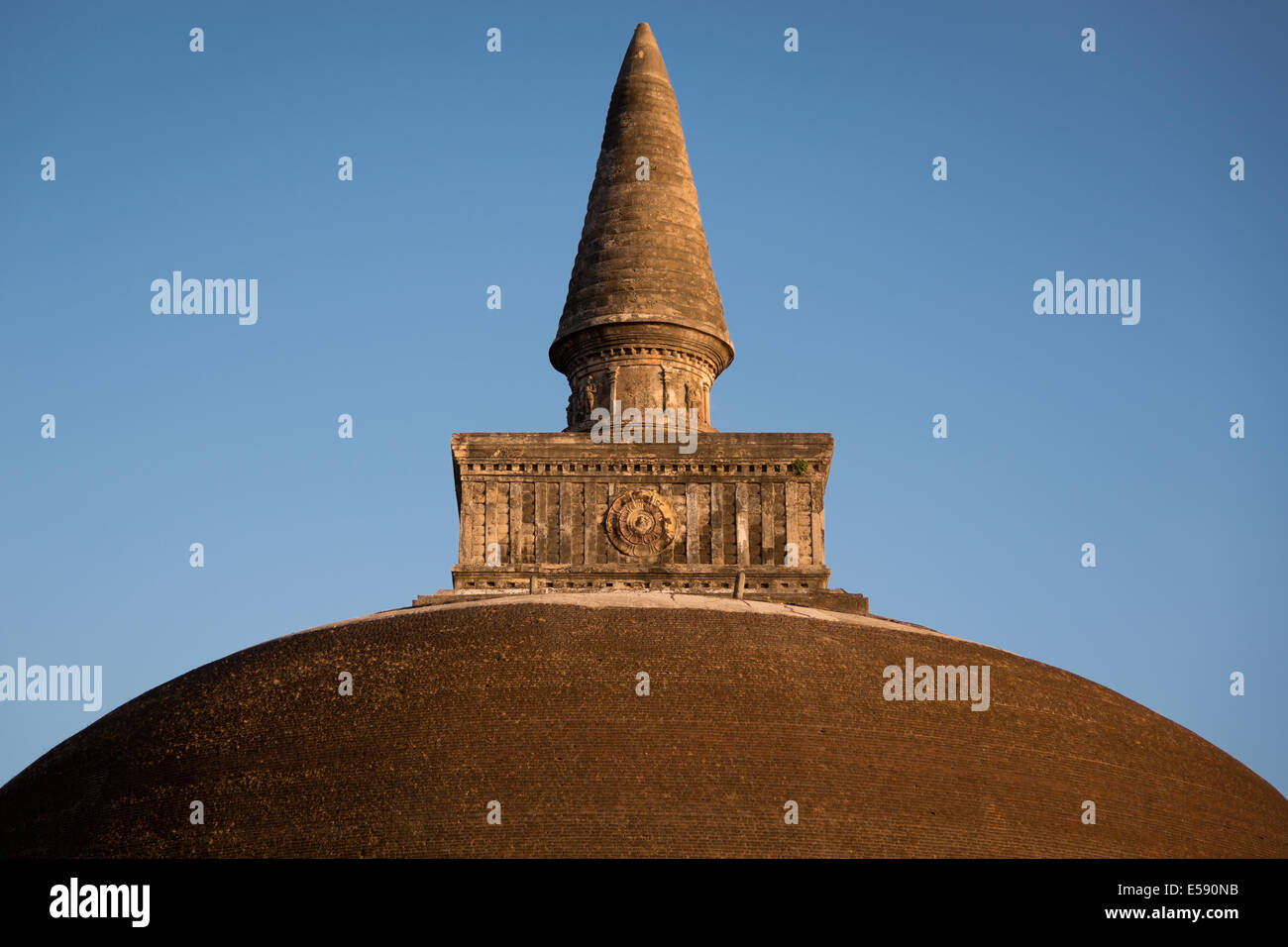 Il tetto del Rankoth Vehera stupa o dagoga nell'antica città di Polonnaruwa in Sri Lanka Foto Stock